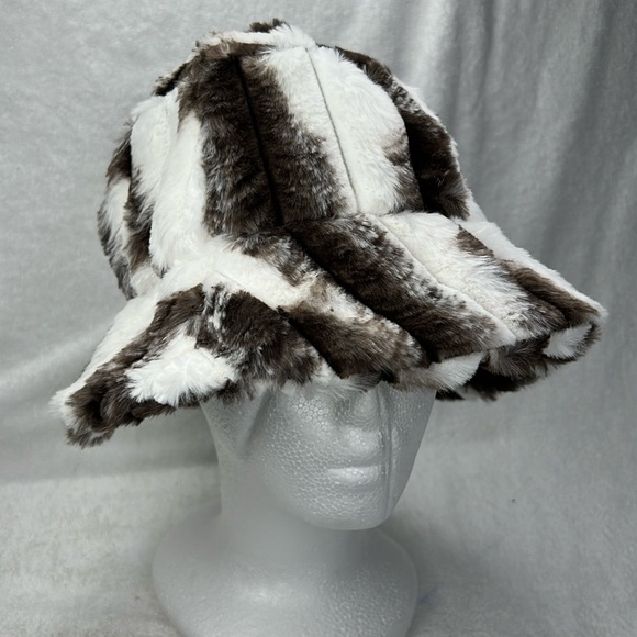Accessories - Hat, brown and white, fuzzy hat, perfect for keeping your head warm